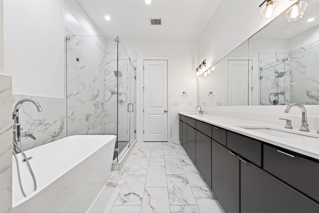 Building Photo - 5841 Dolores St