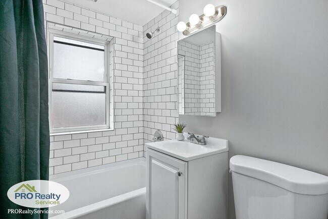 Building Photo - 3 Bedroom Home in Columbia Heights