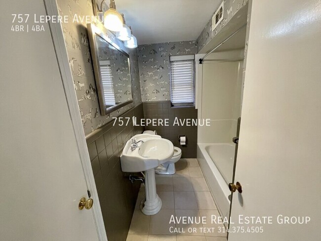 Building Photo - Charming 2-Bed, 2-Bath 1st-Floor Unit with...