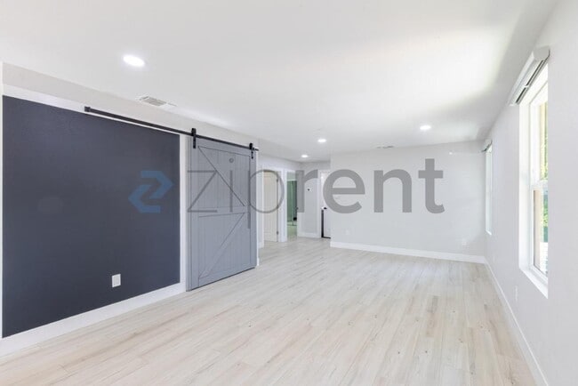 Building Photo - Unit