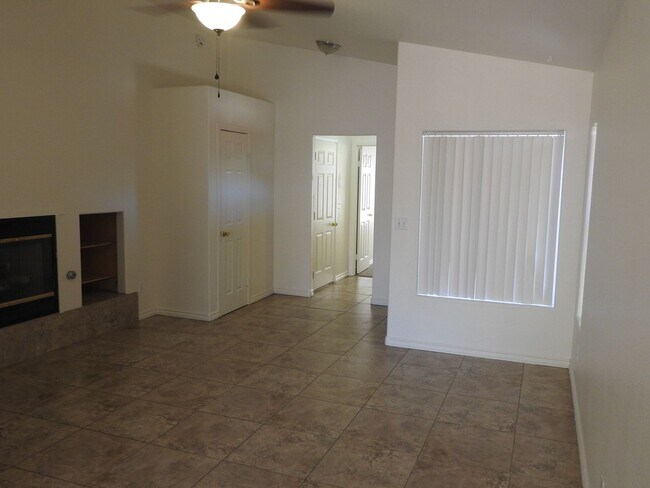 Building Photo - Centrally Located