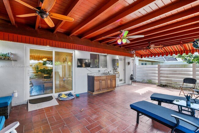 Building Photo - 7417 Twin Sabal Dr