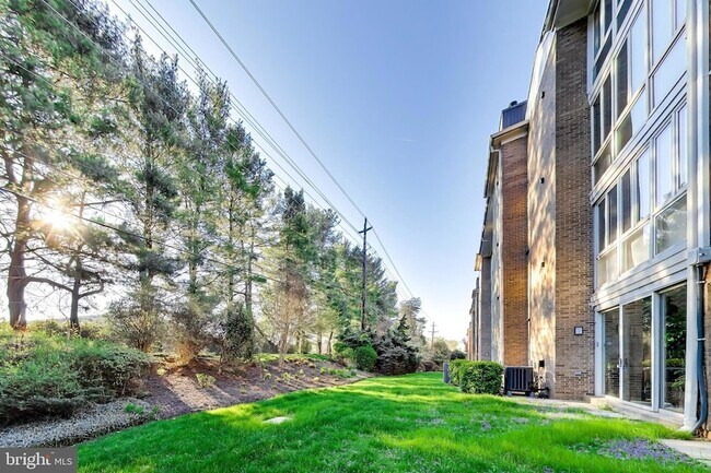 Building Photo - 5707 Brewer House Cir