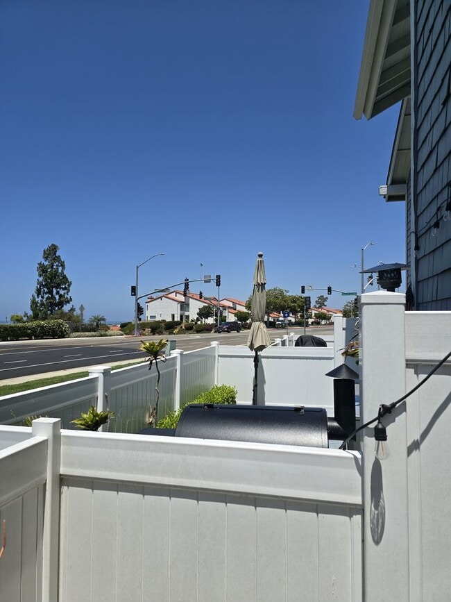 Building Photo - Coastal Living: 2-Bed, 1.5-Bath Townhome w...