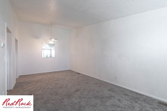 Building Photo - Charming 2 Bed / 1 Bath Apartment in a Prime Location
