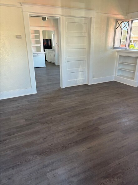 Building Photo - 402 E 43rd Pl