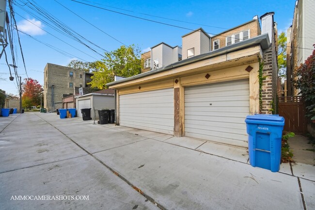 Building Photo - 2045 W Farragut Ave