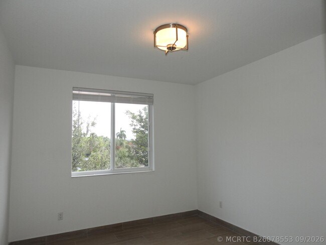 Building Photo - 1550 NE 34th Ct