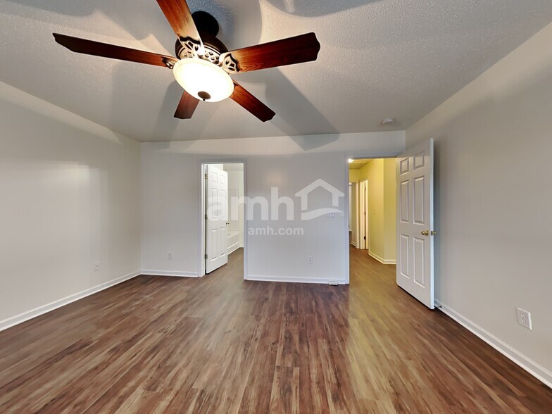 Building Photo - 425 Green Park Ln
