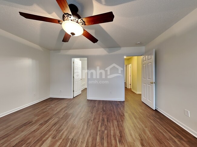 Building Photo - 425 Green Park Ln