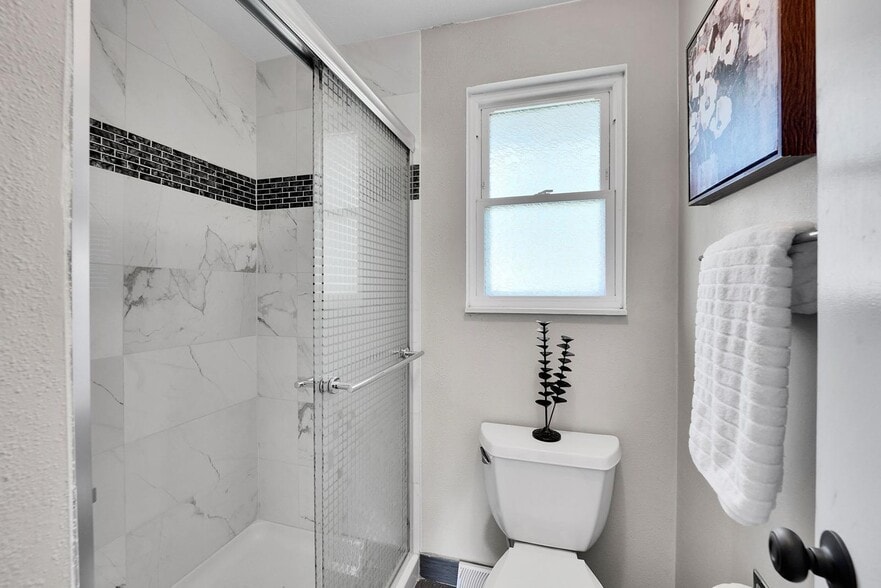 Building Photo - 7303 E Mercer Pl