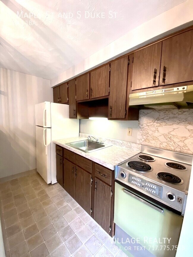 Building Photo - 461 E Maple St