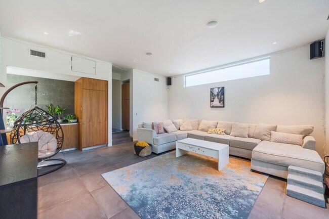 Building Photo - Stunning Custom Home in Del Rey