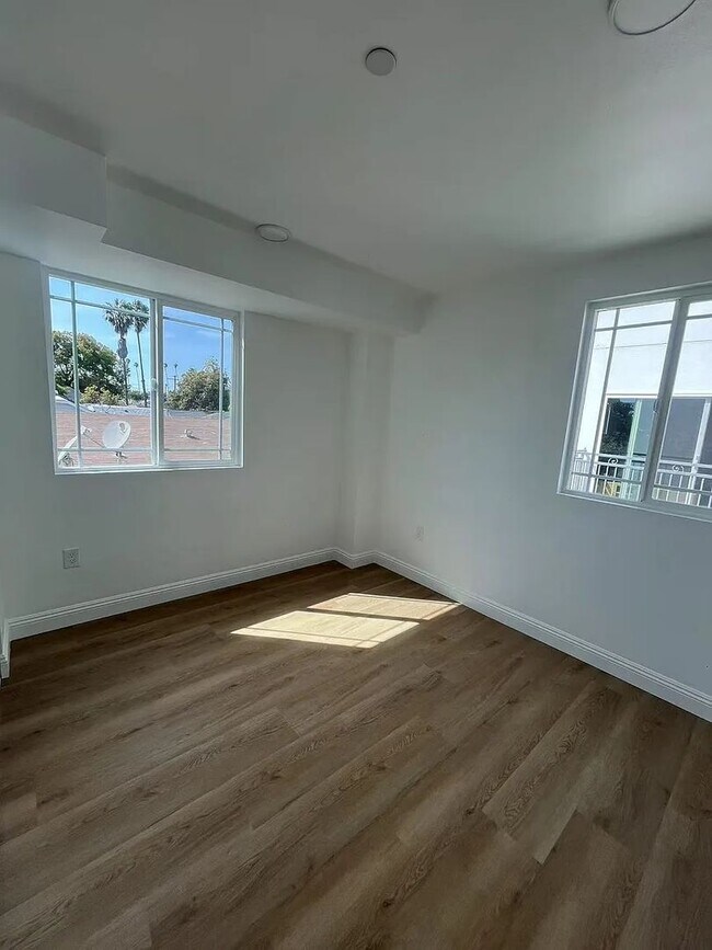 Building Photo - 1731 E 68th St
