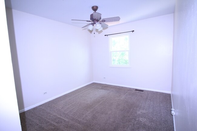 Building Photo - 2022 Redwood Dr