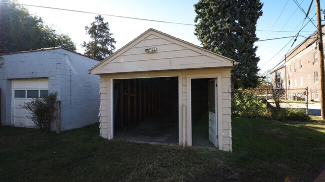 Building Photo - 3 Bedroom House