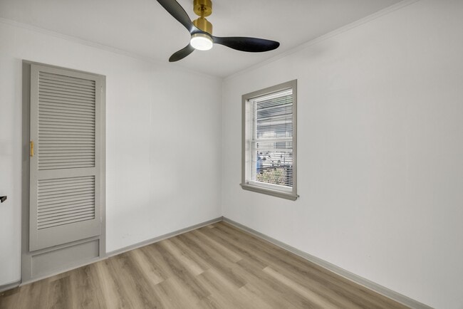 Building Photo - 114 E Ross Ave