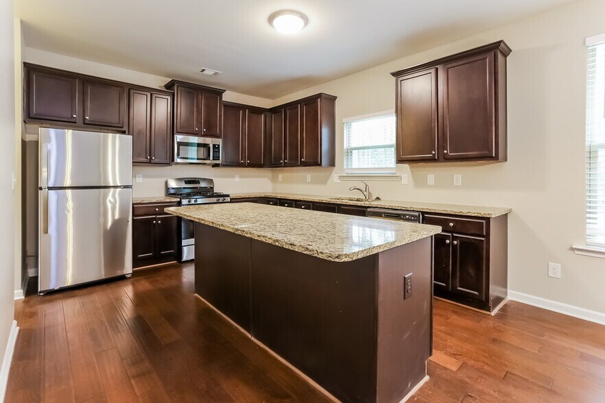 Building Photo - 677 Rockingham Dr