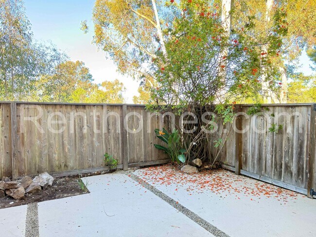 Building Photo - 9628-32 Caminito Del Feliz, Spacious Townhome in Great Community Close to UCSD!