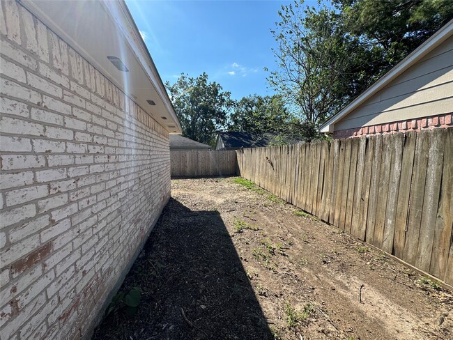 Building Photo - 23227 Low Ridge Rd