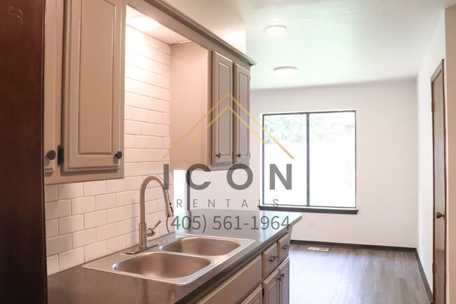 Building Photo - 3820 Southwind Ct