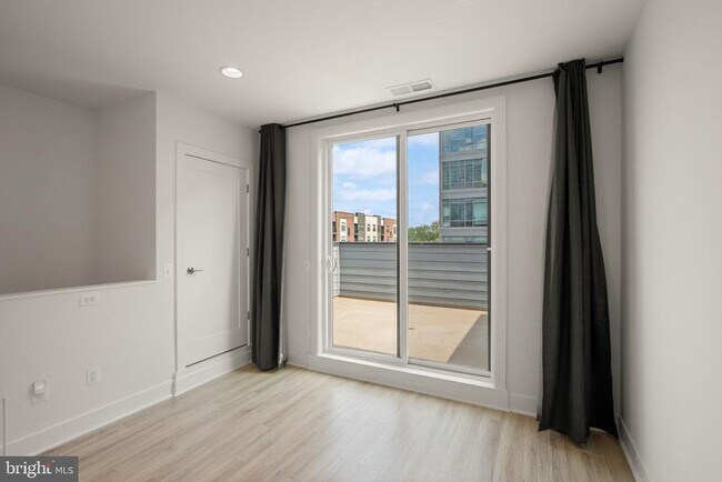 Building Photo - 1862 Michael Faraday Dr.