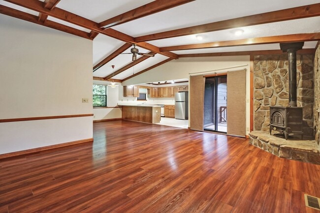 Building Photo - 3 bedroom / 2 bath on a private corner lot in Fairfield Glade