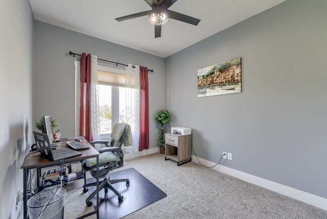 Building Photo - Spacious & Stylish 6-Bedroom Home in North...