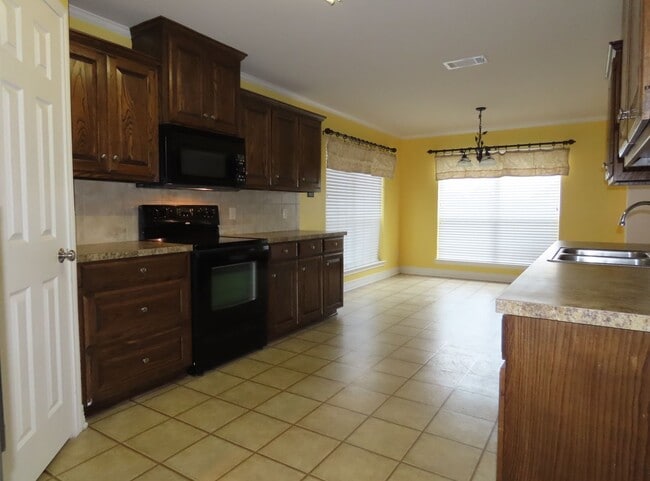 Building Photo - Stunning 3 Bedroom, 2 Story w/Bonus Room in South Tyler!