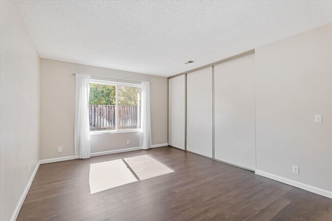 Building Photo - Updated home in Oak Grove