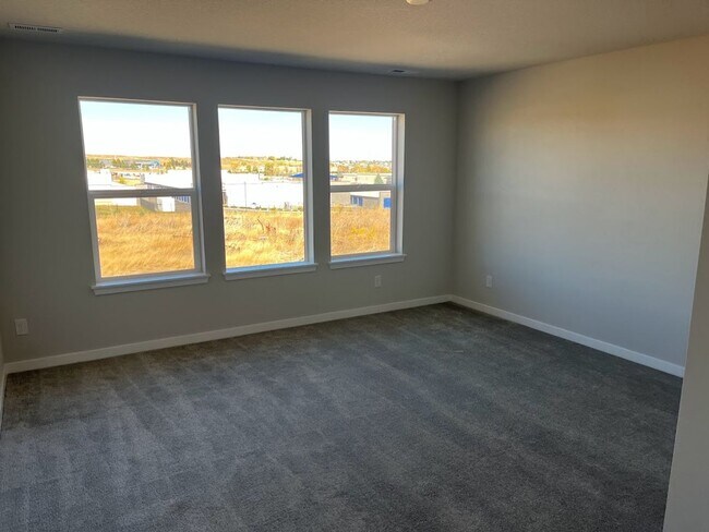 Building Photo - Beautiful Modern 4 Bedroom Home in Superior