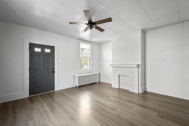 Building Photo - Beautiful 3 bedroom in McKees Rocks availa...