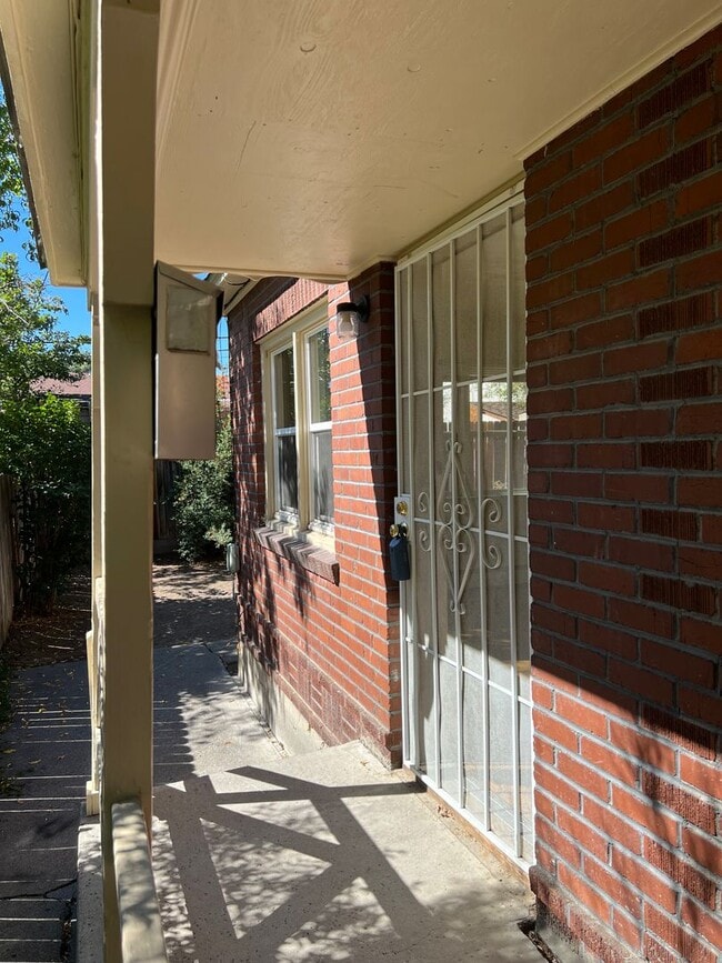 Building Photo - 1 bed/ 1 bath with laundry near UNR