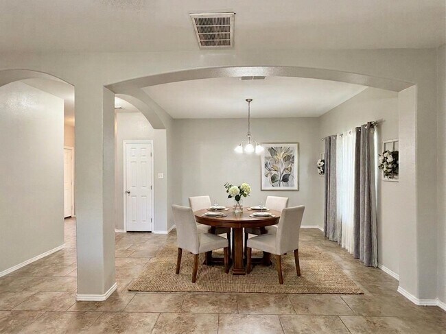 Building Photo - 11221 Sierra Gorda Dr