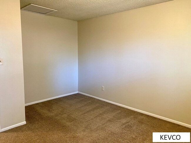 Building Photo - Incredible House and Yard!