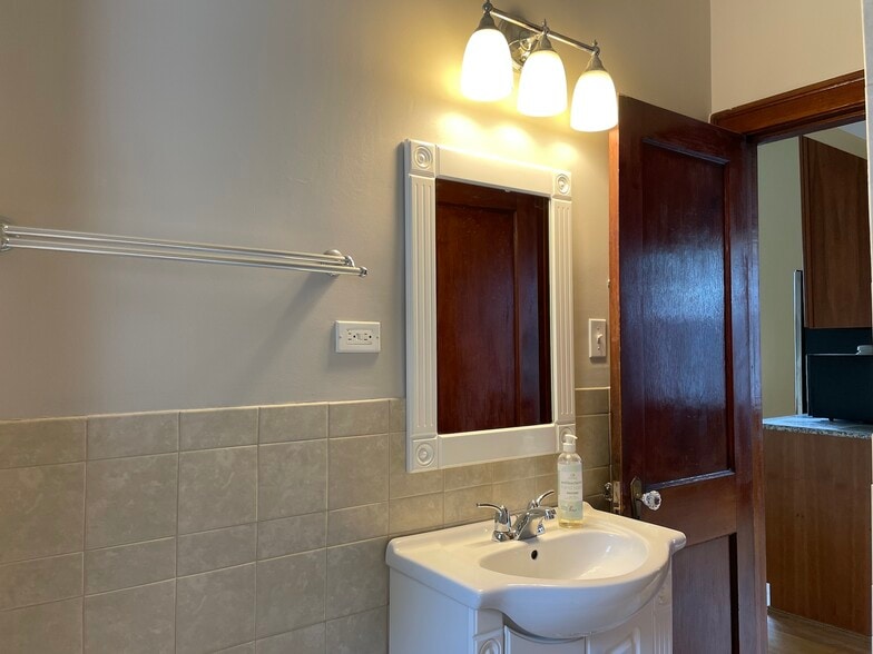 bathroom 1 - 2877 S Throop St