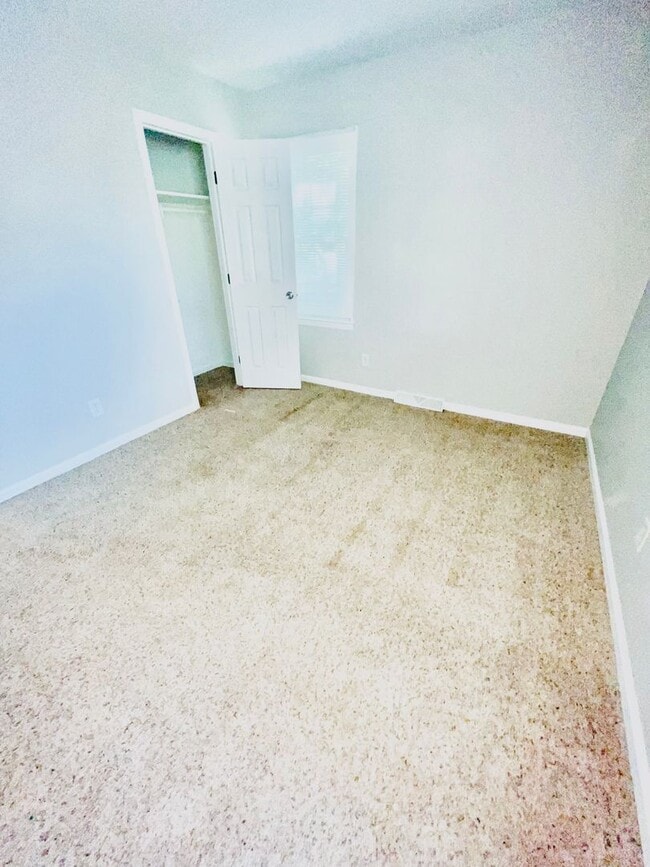 Building Photo - 3 bed 1.5 bath ranch style house * Special *