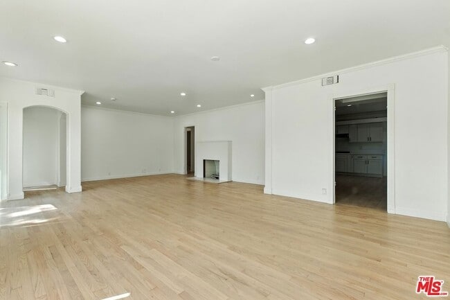 Building Photo - 4640 Laurelgrove Ave