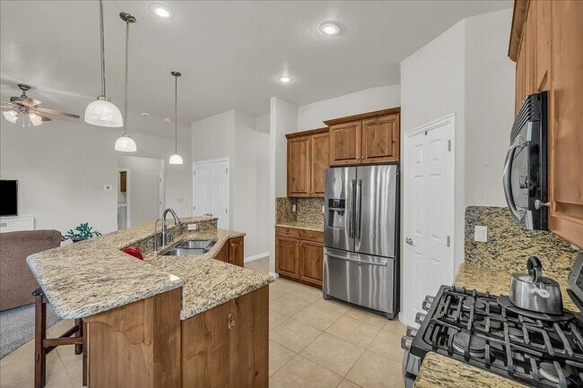 Building Photo - Single Level 3 Bedroom Home with Red Rock ...