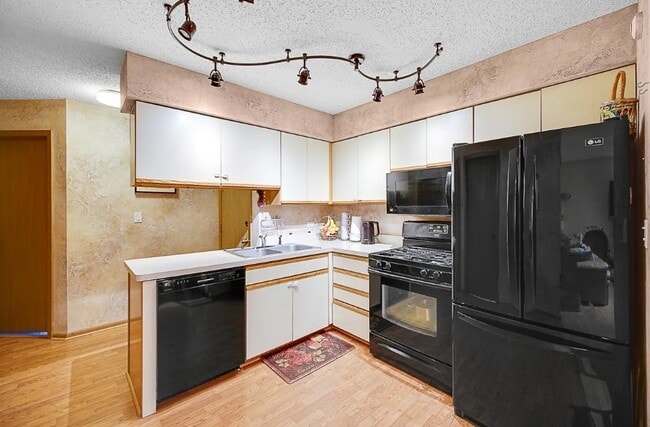 Building Photo - 4 Echo Ct