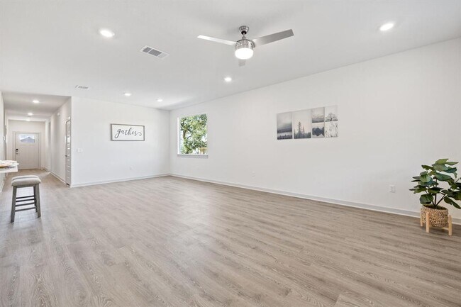 Building Photo - 212 Florenz Ln
