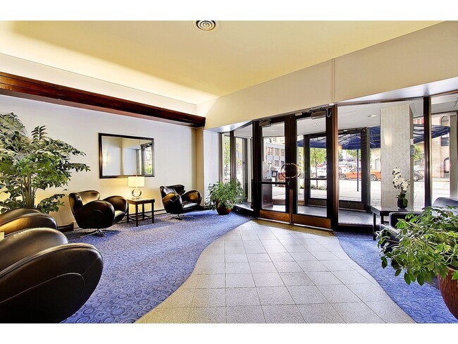 Building Photo - Beautiful bright One Bedroom Condo With St...