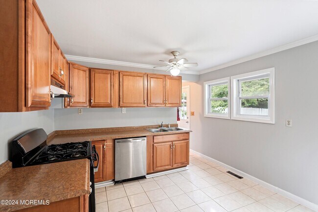 Building Photo - 394 Applegate Ave