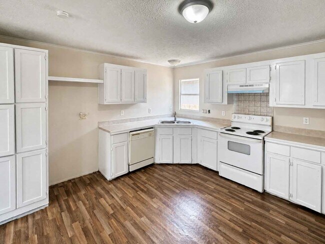 Building Photo - 11919 Kingslake Forest Dr