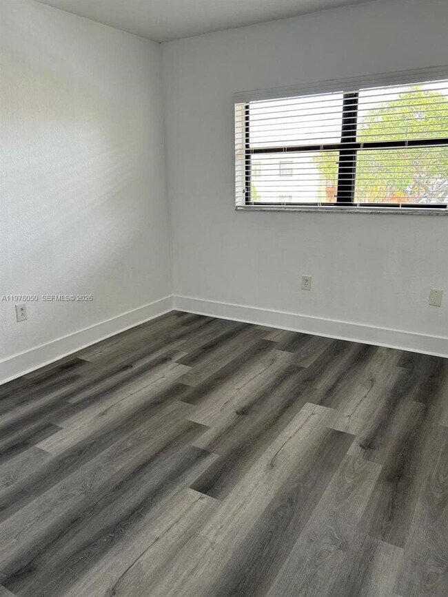 Building Photo - 8879 Fontainebleau Blvd