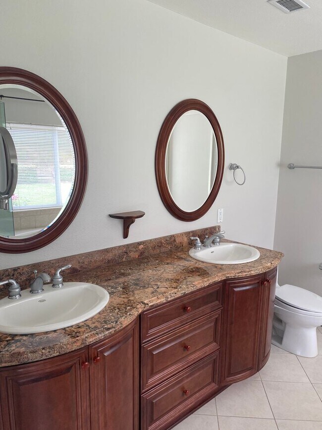 Building Photo - Single story 3 bed, 2 bath home on a large...