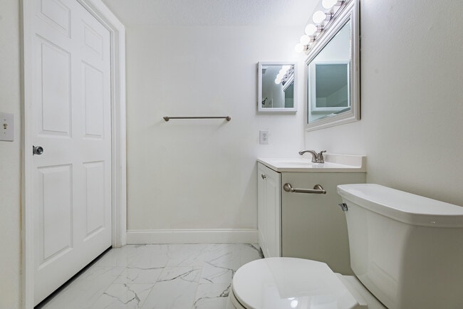 Building Photo - 602 Villa Cir