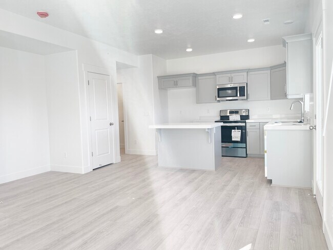 Building Photo - 1599 N 1870 E