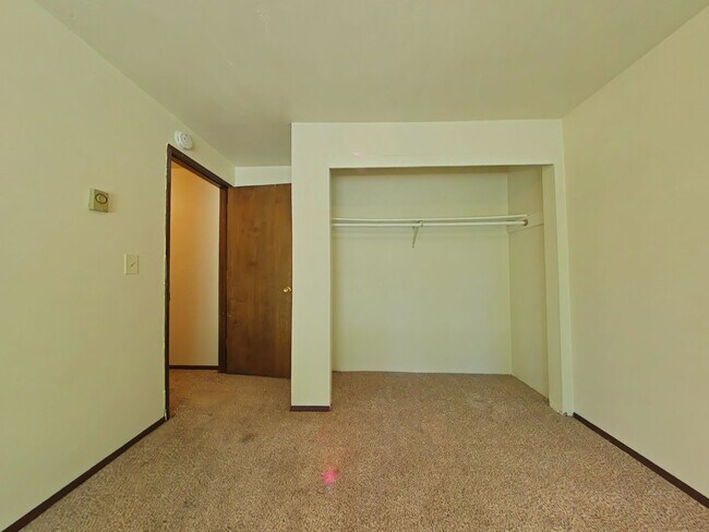 Building Photo - 2 Bedroom Duplex ~ Close to Shops ~ Pet Fr...