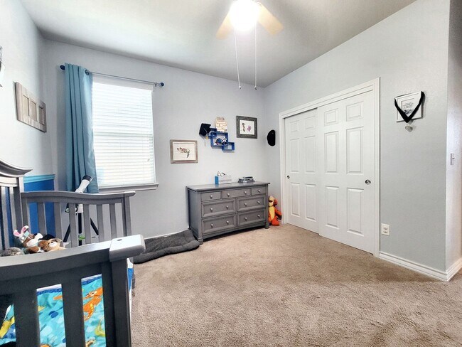 Building Photo - Beautiful 4 Bed / 2.5 Bath Home in Pfluger...